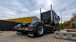 20251019-Tom-Holding-00012